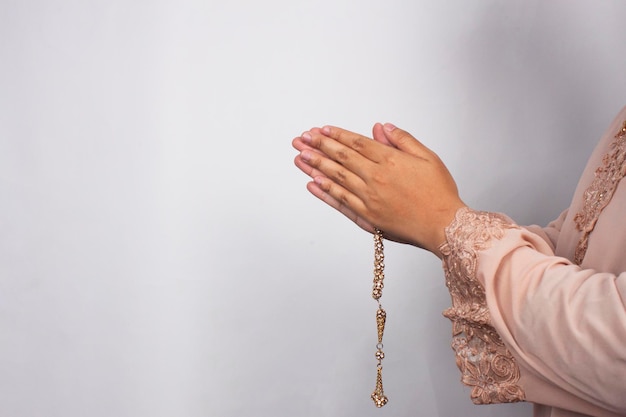 Foto eine betende frau mit einem rosenkranz in der hand