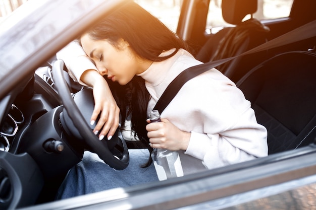 Eine betrunkene Frau fährt Auto