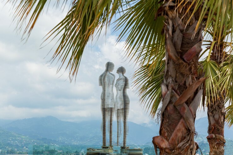 Eine bewegliche Metallskulptur der georgischen Bildhauerin Tamara Kvesitadze mit dem Titel Man and Woman
