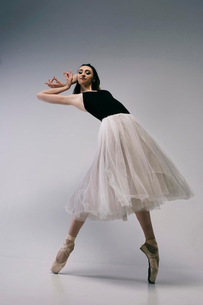 Eine bezaubernde Ballerina improvisiert in einem Fotostudio und lässt Emotionen aufkommen