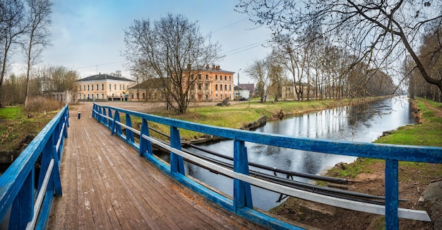 Eine blaue Holzbrücke über den Zninsky-Kanal in der Stadt Vyshny Volochyok