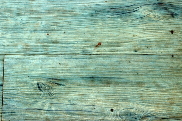 Eine blaue Holzoberfläche mit einem roten Fleck.