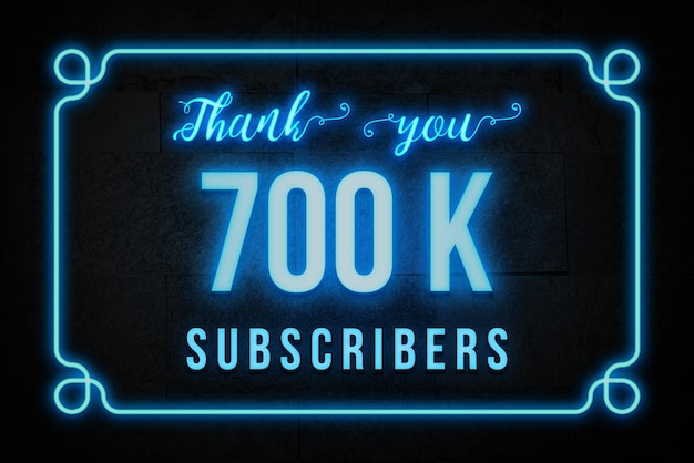 Eine blaue Leuchtreklame mit der Aufschrift „Dankeschön, 700.000 Abonnenten“.