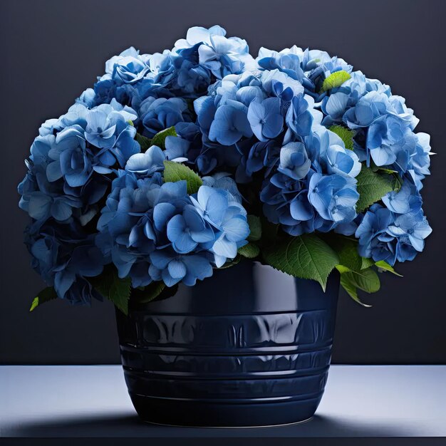 Eine blaue Vase, die mit blauen Blumen auf einem Tisch gefüllt ist