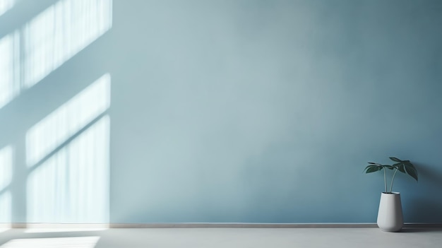 Eine blaue Wand mit einem Licht, das durch das Fenster scheint