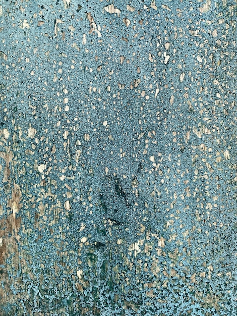 Eine blaue Wand mit einem Muster aus kleinen Steinen und einem weißen gesprenkelten Muster.