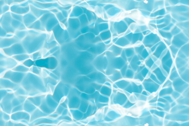 eine blaue Wasseroberfläche mit einem Symbol einer Person im Wasser