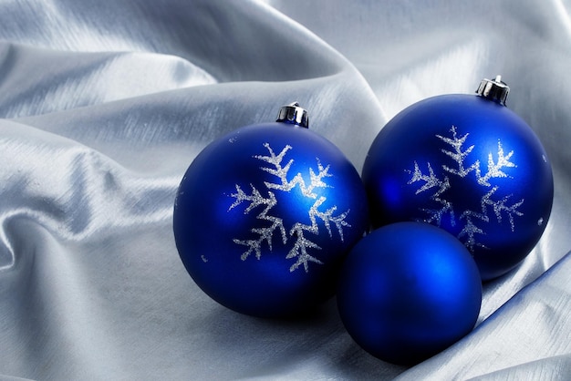 Eine blaue Weihnachtskugel mit einer weißen Schneeflocke darauf