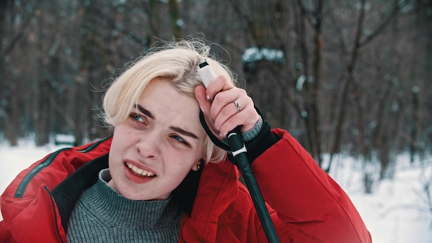 Eine blonde Frau verloren auf dem Ski und schaut sich um