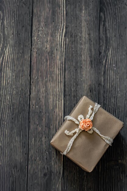 Eine braune Geschenkbox mit einer Rose darauf