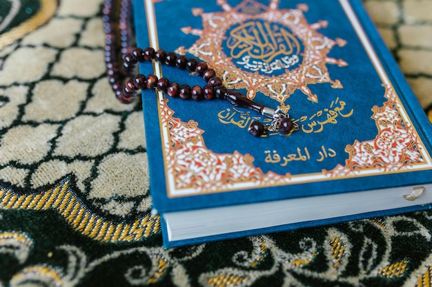 Eine braune Misbah auf blauem Koranfoto