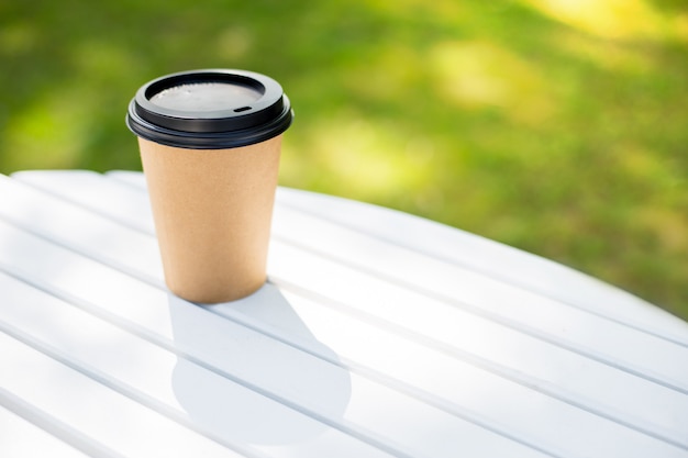 Eine braune Tasse aus Papier aus einem Café für Kaffee, Tee oder Cocktails mitnehmen und mitnehmen