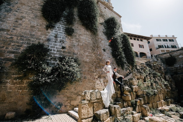 Eine Braut in einem weißen Kleid mit einem Blumenstrauß in ihren Händen wirft auf