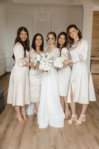 Eine Braut und ihre Brautjungfern posieren für ein Foto