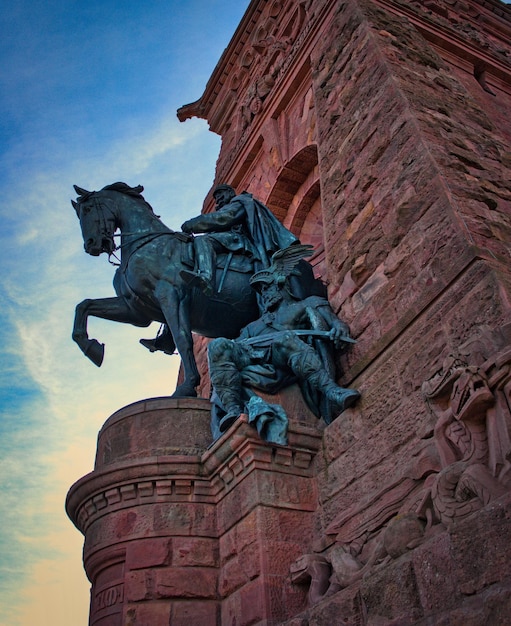 Eine Bronzestatue auf dem Kyffhäuser-Denkmal in Deutschland