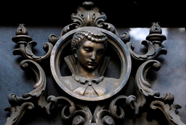 Eine Bronzestatue einer Frau mit einem Halsband darauf