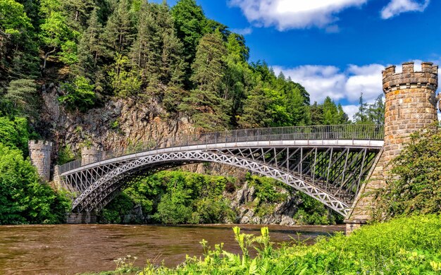 eine Brücke, die aus Stahl besteht und einen blauen Himmel im Hintergrund hat