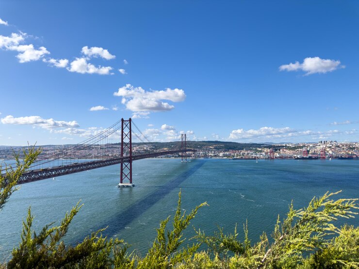 Foto eine brücke, die im wasser mit einem blauen himmel ist