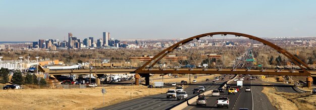 Eine brücke für öffentliche verkehrsmittel überquert den highway außerhalb von denver colorado