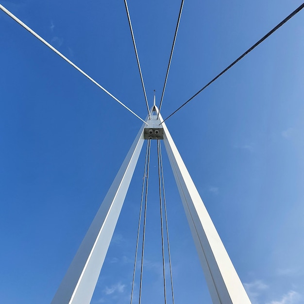 Eine Brücke mit blauem Himmel