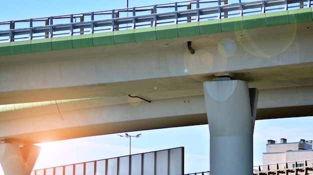 eine Brücke mit einem Schild mit der Aufschrift „Parkverbot“.