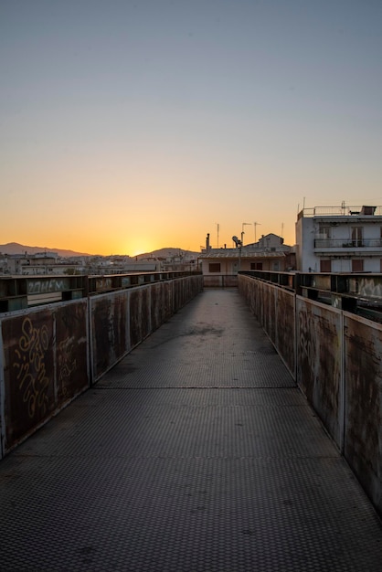 Eine Brücke mit einem Sonnenuntergang im Hintergrund