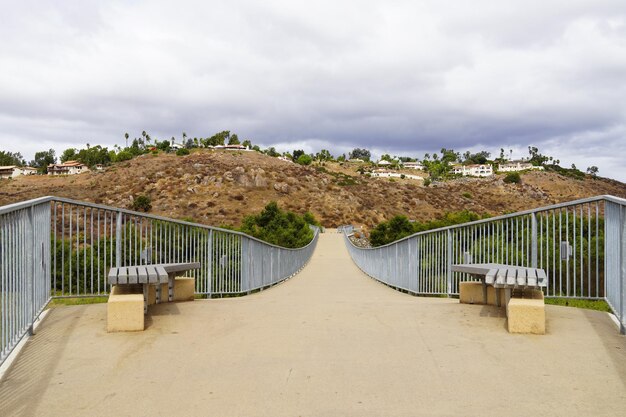 Eine Brücke mit einem Zaun, auf dem „die Brücke“ steht