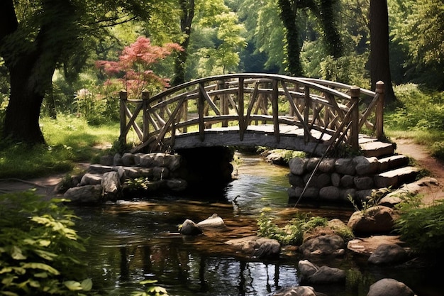 eine Brücke mit einer Holzbrücke über einen Bach.