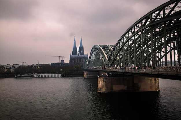 Eine Brücke mit einer Kirche im Hintergrund und einer Kirche im Hintergrund.