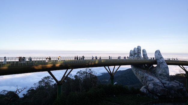 Foto eine brücke mit einer skulptur einer hand darauf