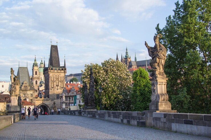 Foto eine brücke mit einer statue im vordergrund und einer burg im hintergrund