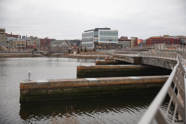 Eine Brücke über dem Wasser mit einem Gebäude im Hintergrund