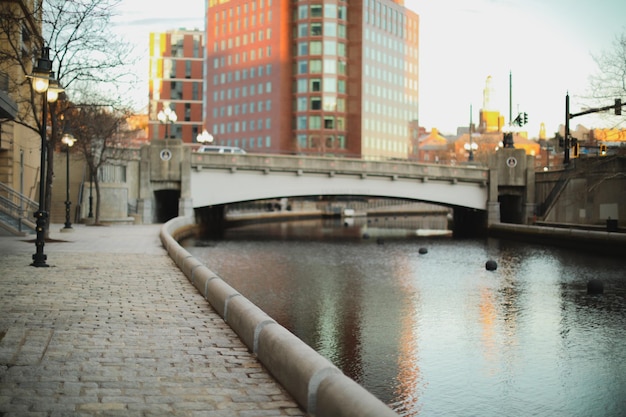 Eine Brücke über dem Wasser