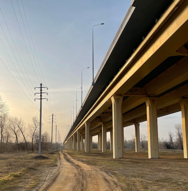 Eine Brückenkonstruktionsarchitektur verläuft unter der erhöhten Schnellstraße der Brücke