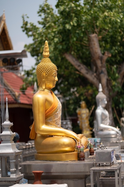 Eine Buddha-Statue sitzt in einem Tempel