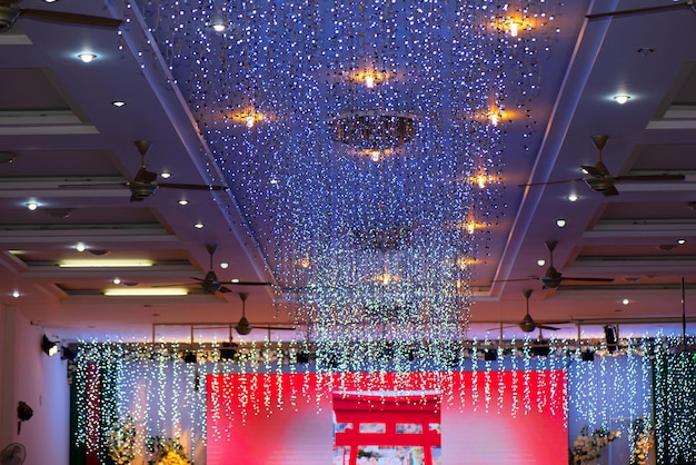Eine Bühne mit Lichtern und einer roten und blauen Decke