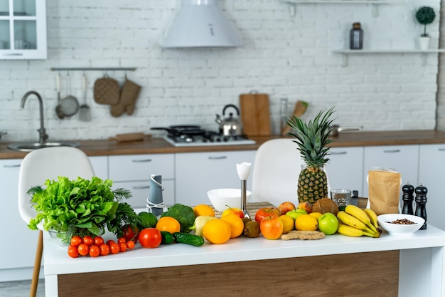 Eine bunte Ernte Frisches Obst und Gemüse auf einer Küchenplatte Eine Küchenplatte mit einer Vielzahl von Obst und Gemüse