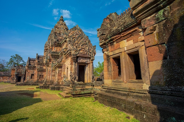 Eine Burg, die auf einem dreitausend Jahre alten Burgfelsen in Khao Phanom Rung in Thailand erbaut wurde