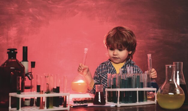 Eine Chemiedemonstration Biologieexperimente mit dem Mikroskop Schulanfang Chemieunterricht Was i