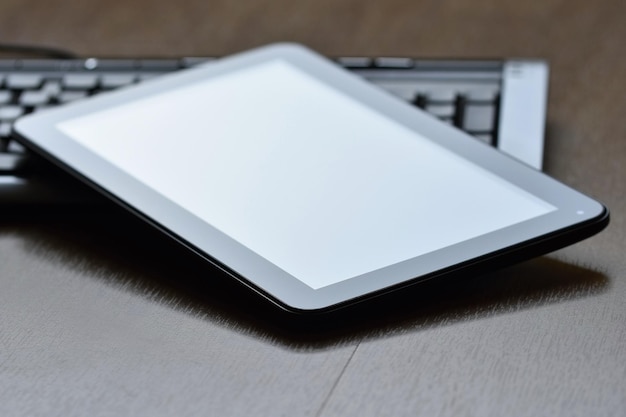 Eine Computertastatur mit einem weißen Bildschirm, auf dem „digital“ steht