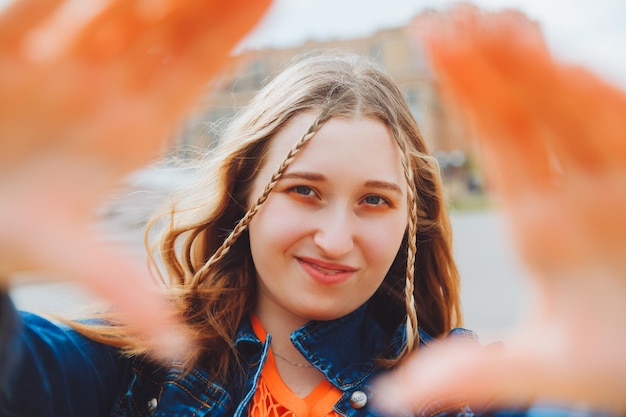 Eine coole Teenagerin macht ein Selfie auf der Straße Eine wunderschöne Blondine fotografiert sich selbst beim Spaziergang durch die Stadt Generation z