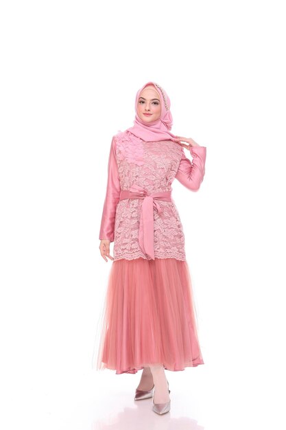 Eine Dame verwendet ein Hochzeitskleid-Make-up auf Hijab Model malaiische indonesische Schönheit oder eidul fitri Konzept