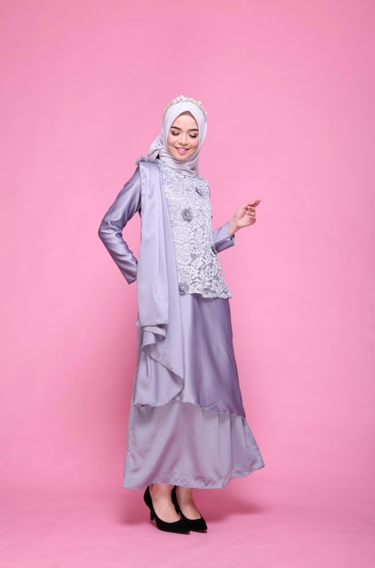 Eine Dame verwendet ein Hochzeitskleid-Make-up auf Hijab Model malaiische indonesische Schönheit oder eidul fitri Konzept