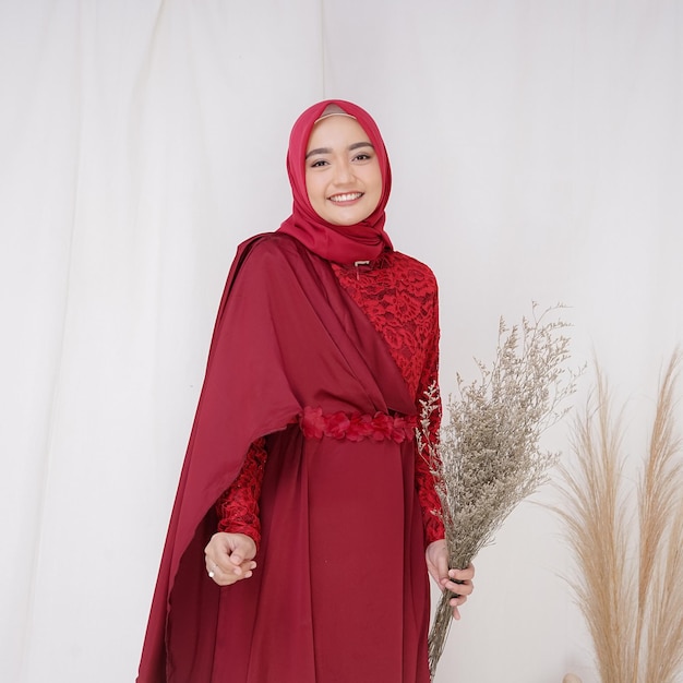 Eine Dame verwendet ein Hochzeitskleid-Make-up auf Hijab. Model malaysia oder indonesia beauty oder eidul fitri concept