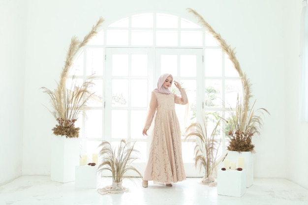 Eine Dame verwendet ein Hochzeitskleid-Make-up auf Hijab. Model malaysia oder indonesia beauty oder eidul fitri concept