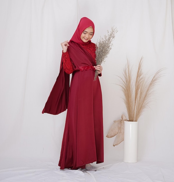 Eine Dame verwendet ein Hochzeitskleid-Make-up auf Hijab. Model malaysia oder indonesia beauty oder eidul fitri concept