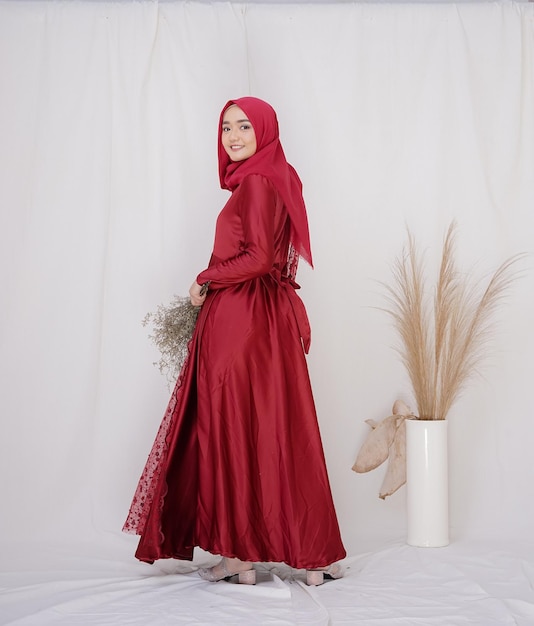 Eine Dame verwendet ein Hochzeitskleid-Make-up auf Hijab. Model malaysia oder indonesia beauty oder eidul fitri concept