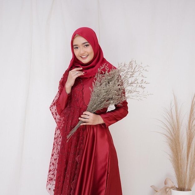 Eine Dame verwendet ein Hochzeitskleid-Make-up auf Hijab. Model malaysia oder indonesia beauty oder eidul fitri concept