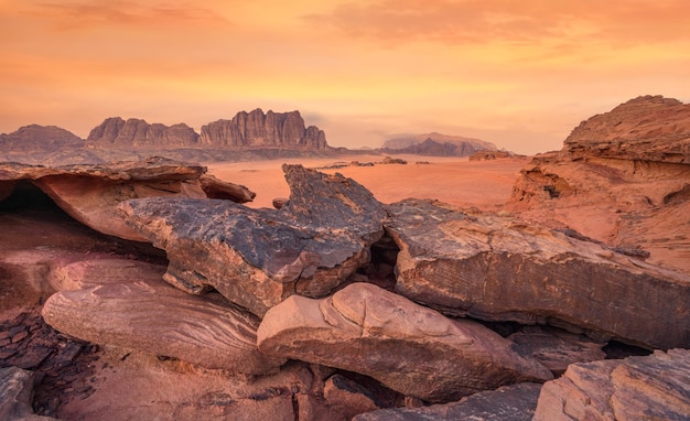 Eine dem Roten Mars ähnliche Landschaft in der Wüste Wadi Rum, Jordanien, dieser Ort wurde als Kulisse für viele Science-Fiction-Filme verwendet