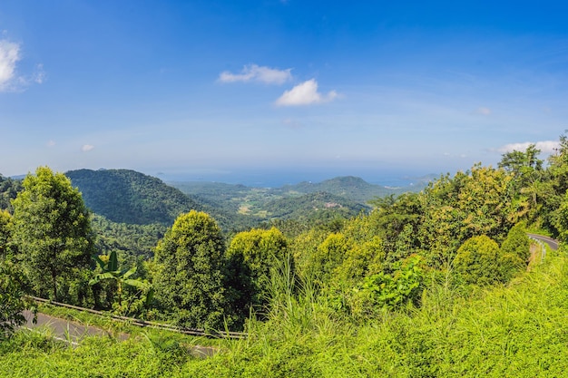 Eine der beliebtesten Attraktionen der tropischen Insel Bali, die täglich von Hunderten von Touristen aus der ganzen Welt besucht wird, um einen atemberaubenden Blick von oben auf die beiden Seen Batur und den Vulkan Batur Indonesien zu genießen